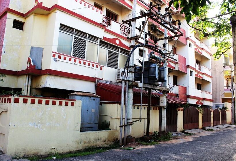 Hotel Alps Residency