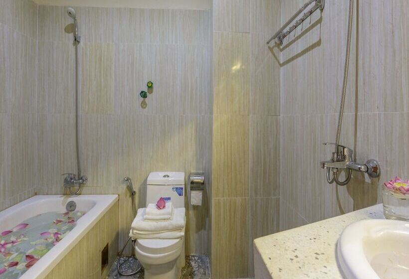 هتل Emily And Nana Lodge