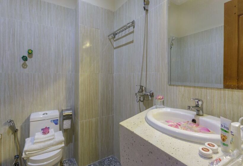 هتل Emily And Nana Lodge