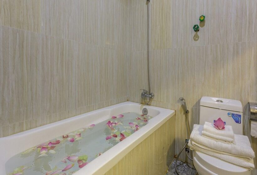 هتل Emily And Nana Lodge