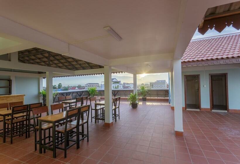 هتل Emily And Nana Lodge