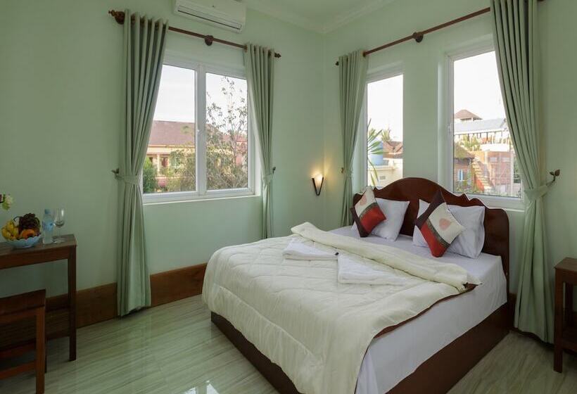 هتل Emily And Nana Lodge