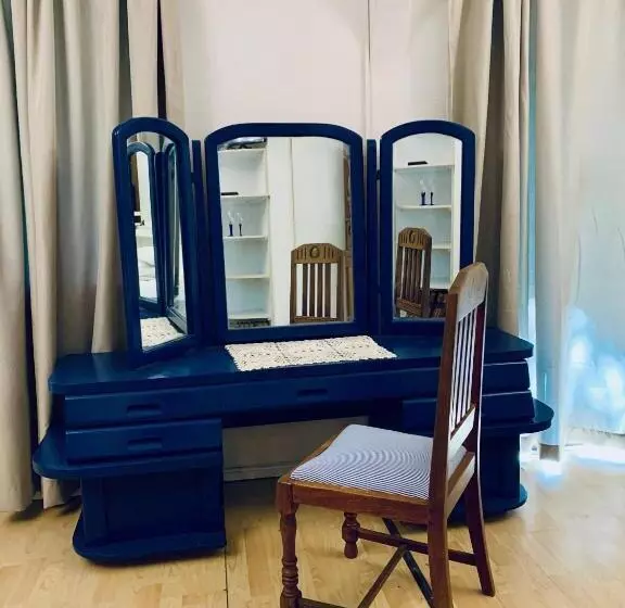 تختخواب و صبحانه The Little Hideaway Guesthouse