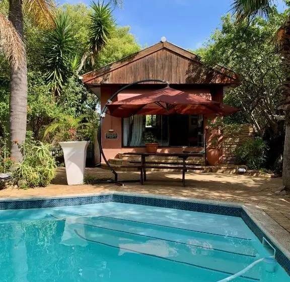 تختخواب و صبحانه The Little Hideaway Guesthouse