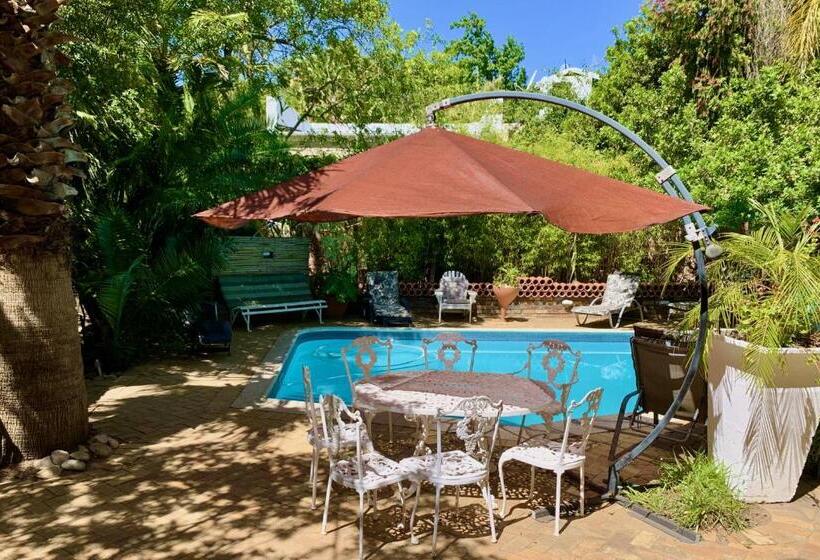 تختخواب و صبحانه The Little Hideaway Guesthouse