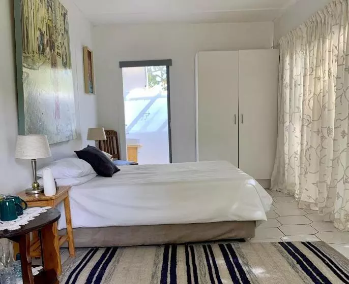 تختخواب و صبحانه The Little Hideaway Guesthouse