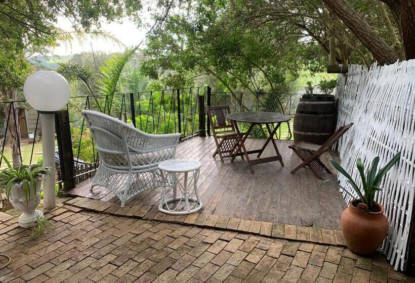 تختخواب و صبحانه The Little Hideaway Guesthouse