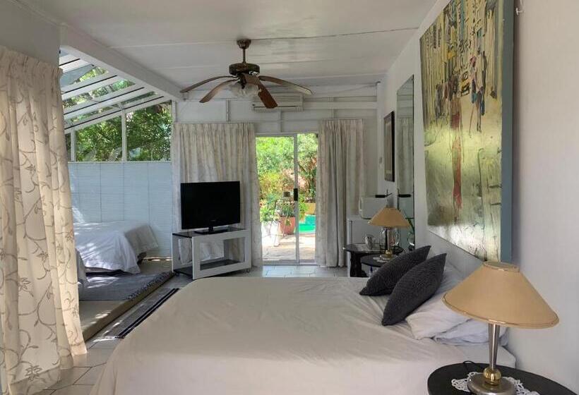 تختخواب و صبحانه The Little Hideaway Guesthouse