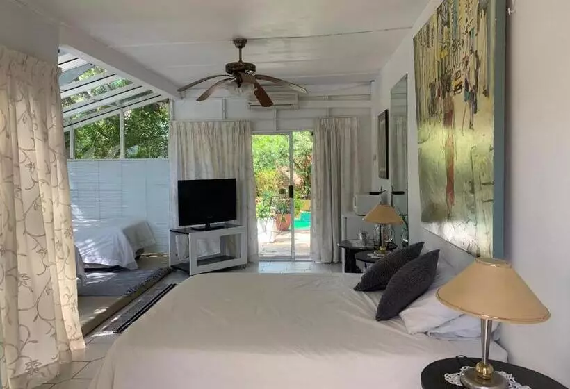 تختخواب و صبحانه The Little Hideaway Guesthouse