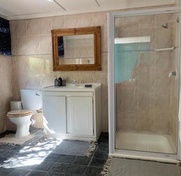 تختخواب و صبحانه The Little Hideaway Guesthouse