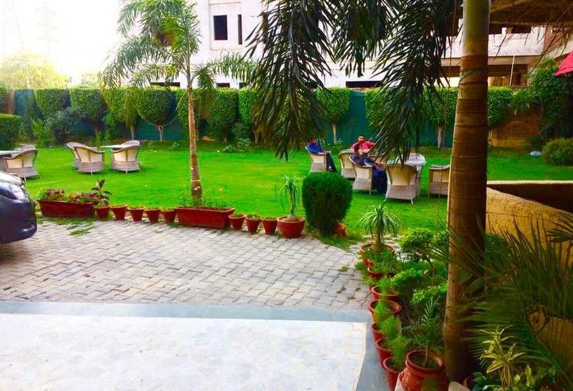 בית מלון כפרי Niketan Mezbaan Suites