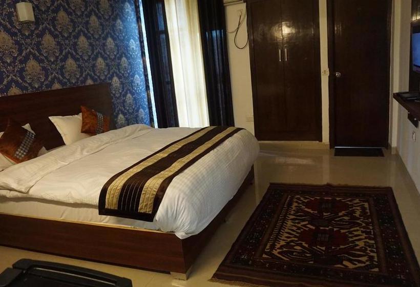 בית מלון כפרי Niketan Mezbaan Suites