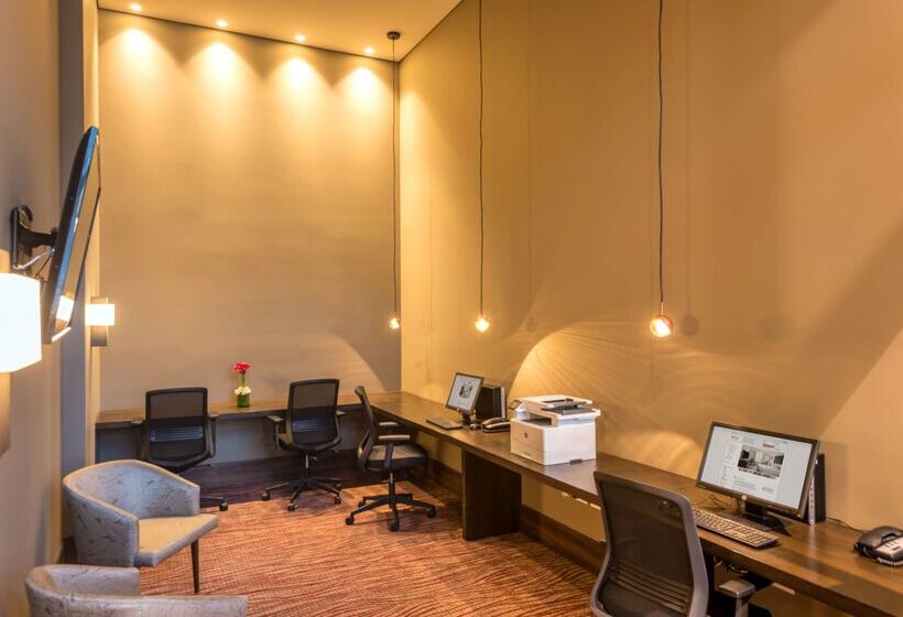 בית מלון כפרי Hilton Garden Inn Bogota Airport