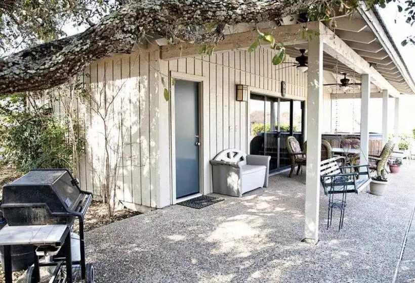 Live Oaks Bed And Breakfast