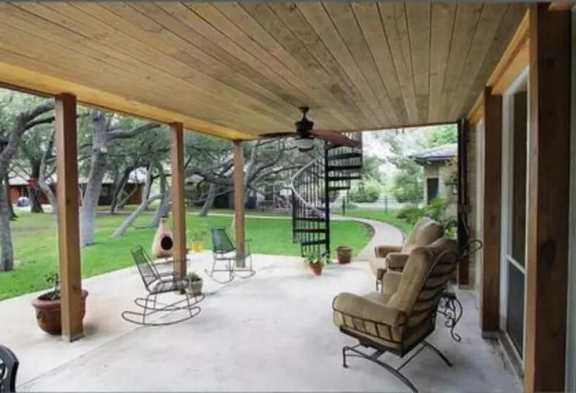 Live Oaks Bed And Breakfast