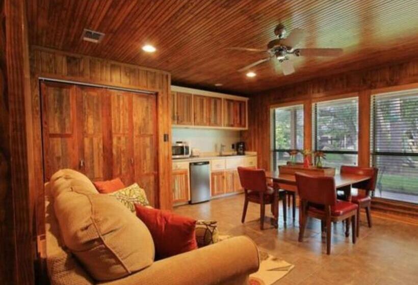 Live Oaks Bed And Breakfast