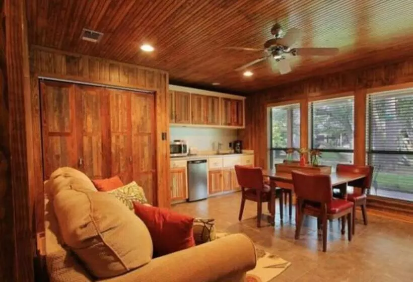 Live Oaks Bed And Breakfast