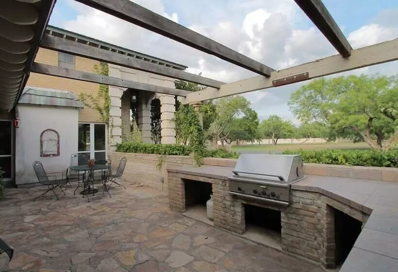 Live Oaks Bed And Breakfast