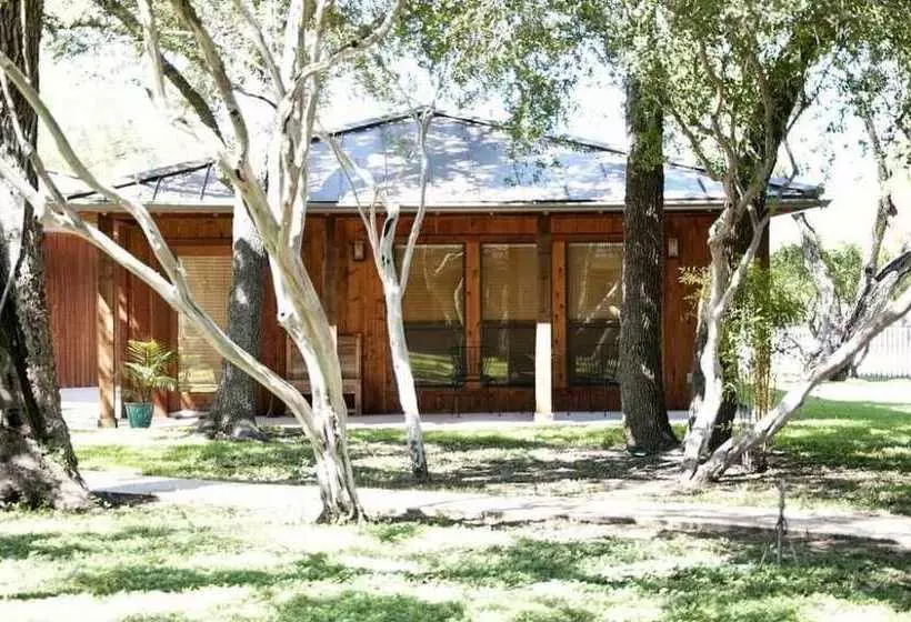 Live Oaks Bed And Breakfast