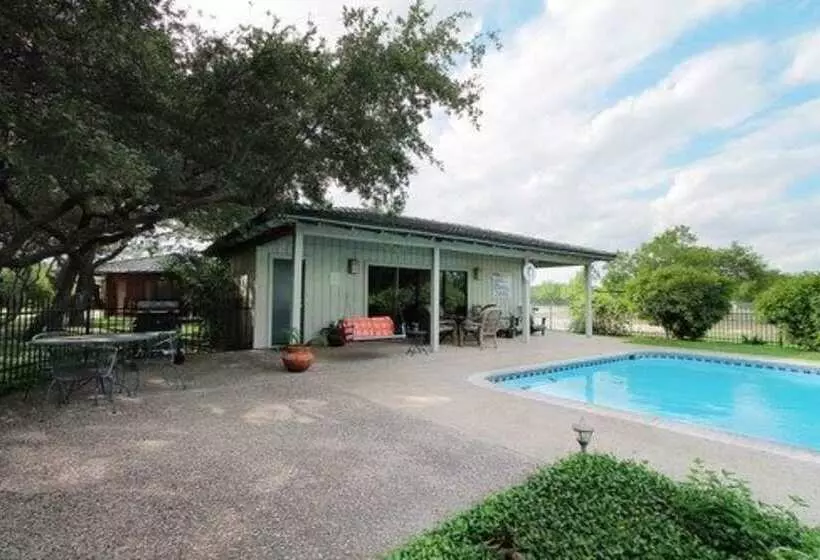 Live Oaks Bed And Breakfast