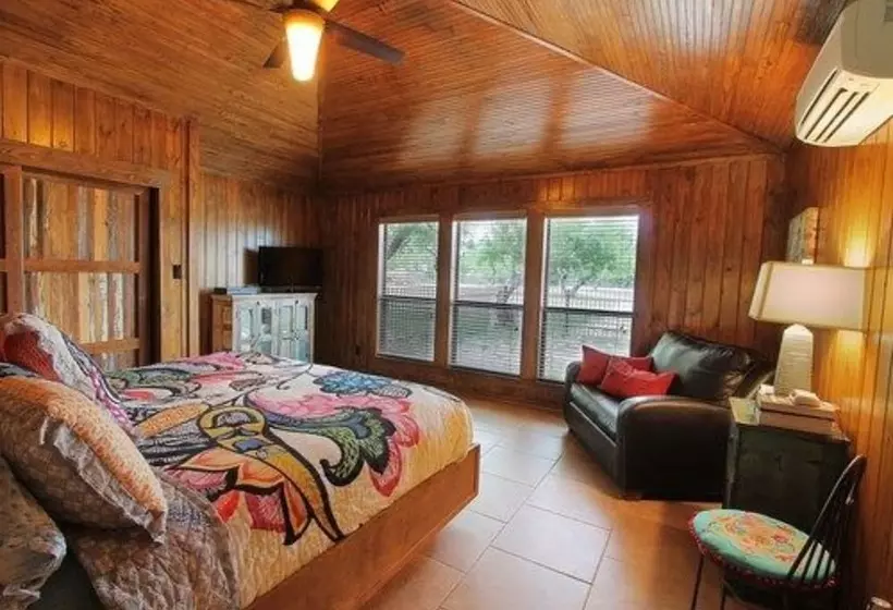 Live Oaks Bed And Breakfast