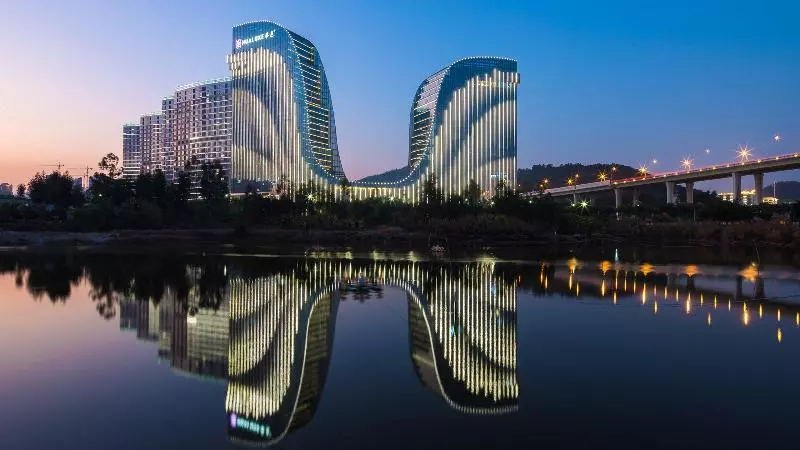 Hotelli Hualuxe Xiamen Haicang Habour View   An Ihg