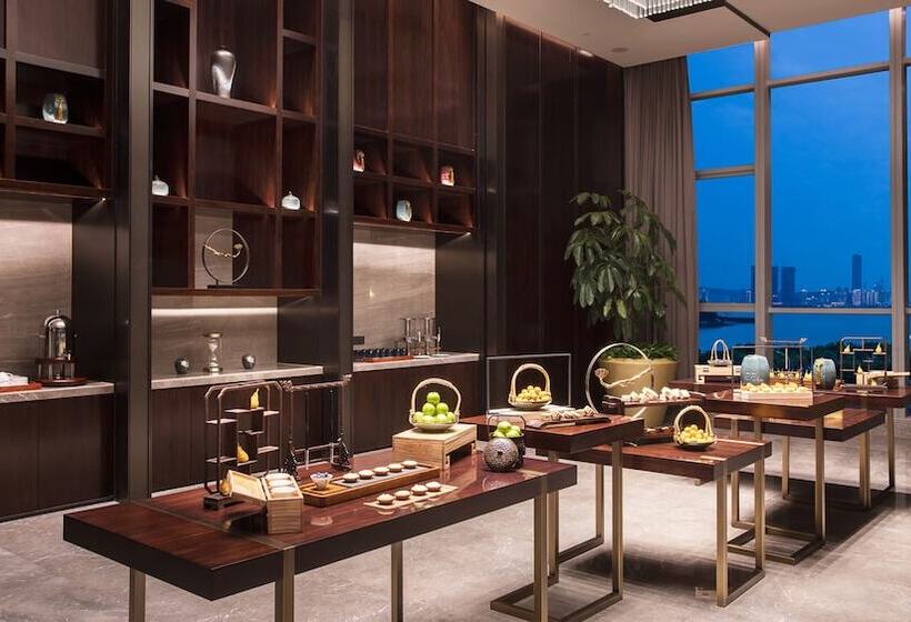 فندق Hualuxe Xiamen Haicang Habour View An Ihg