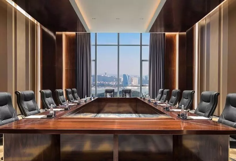 Hotelli Hualuxe Xiamen Haicang Habour View   An Ihg