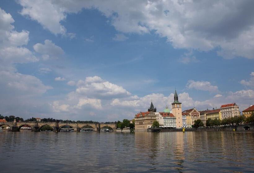 هاستل Onefam Home