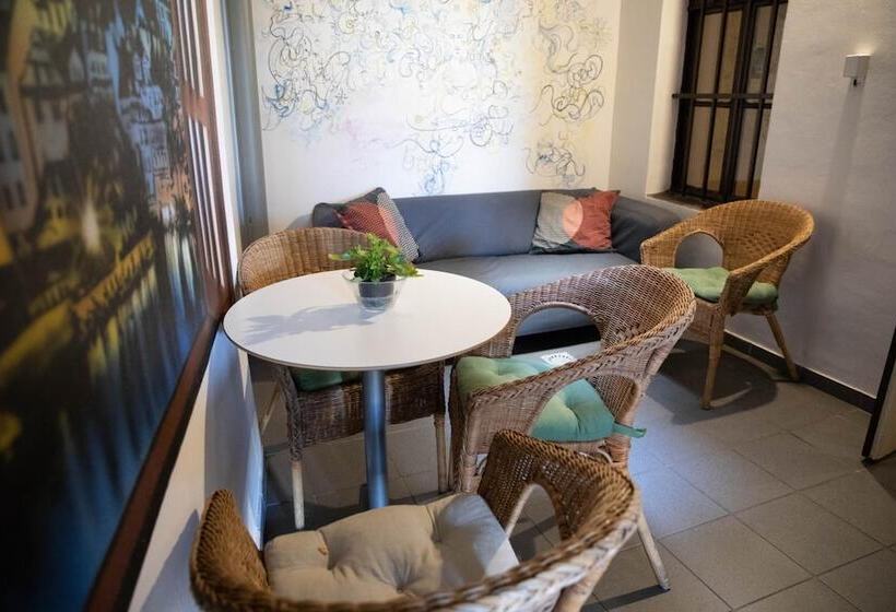 هاستل Onefam Home