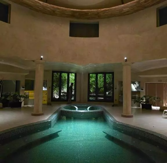 استراحتگاه The May Legend Catba