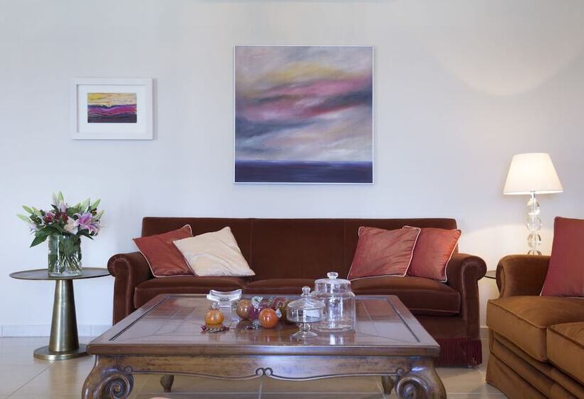 בית מלון כפרי Avra Private Suites