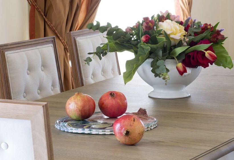 בית מלון כפרי Avra Private Suites