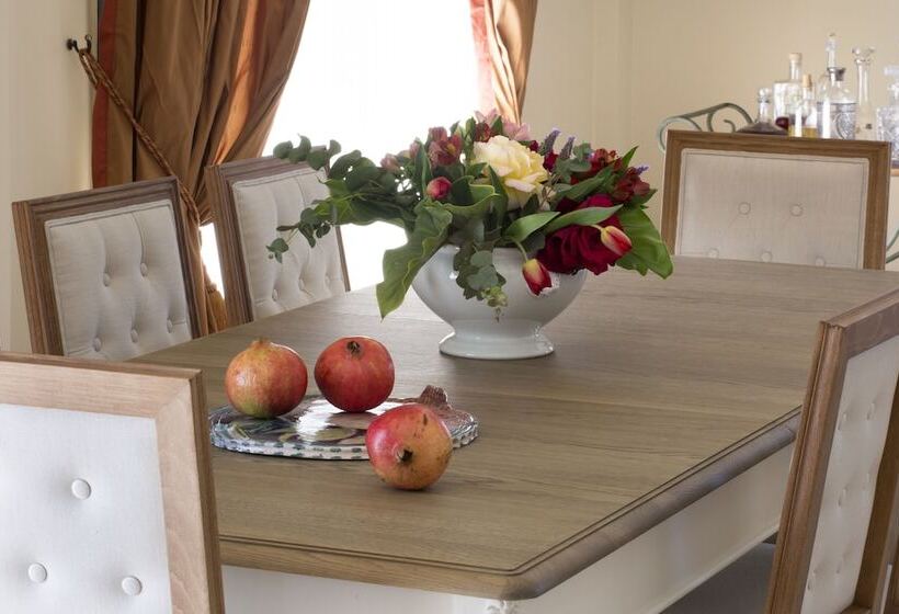 בית מלון כפרי Avra Private Suites