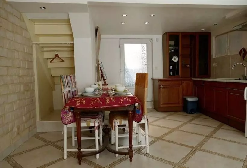 Aamiaismajoitus (B&B) Chalet De Paris