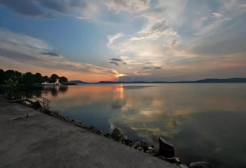 ホテル Partvilla Balatonboglar