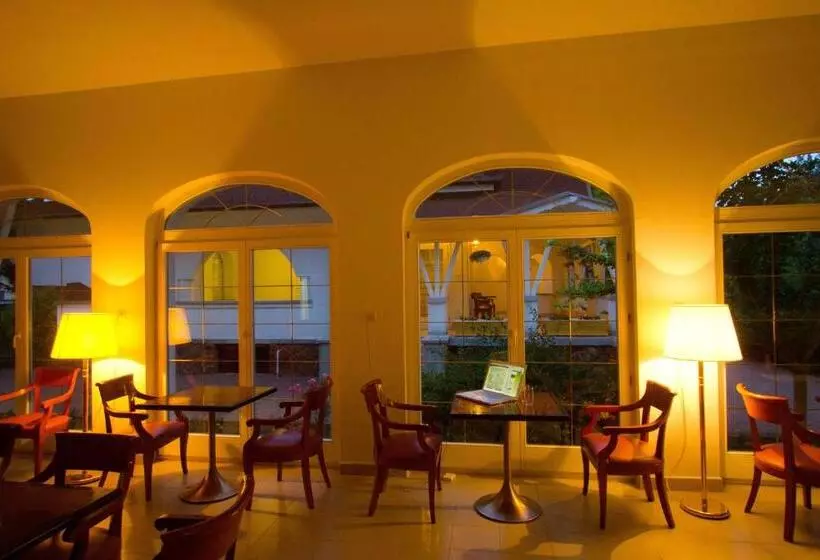 ホテル Partvilla Balatonboglar