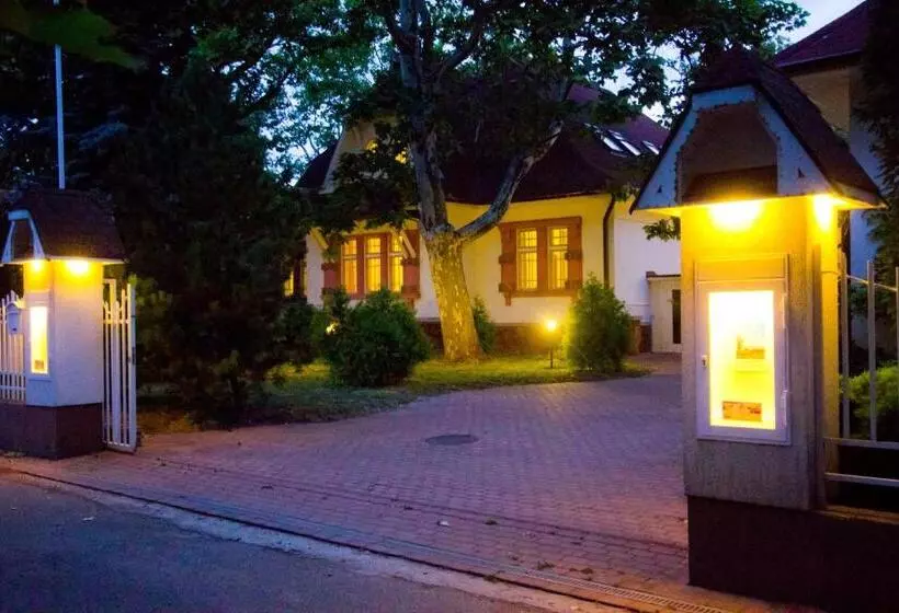 ホテル Partvilla Balatonboglar