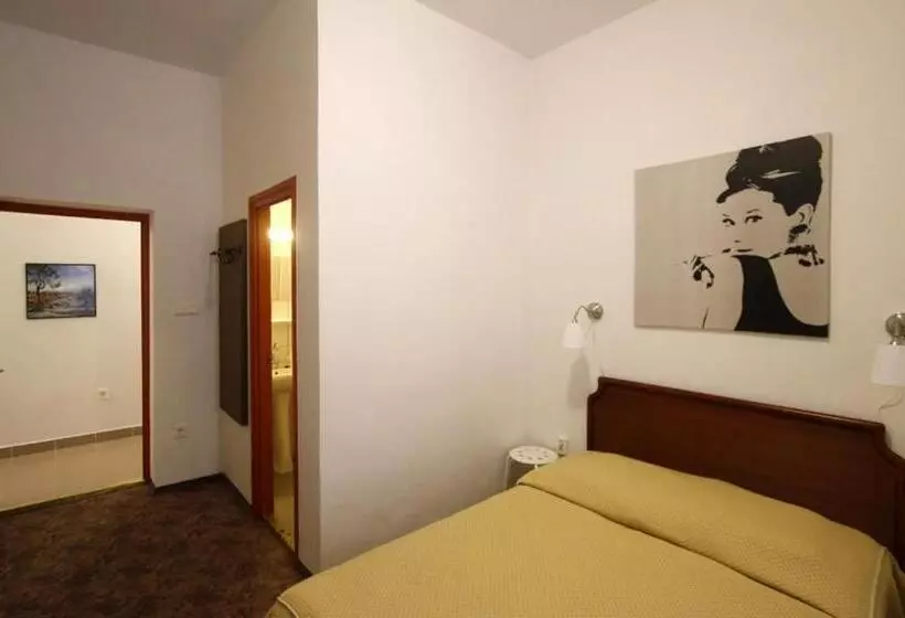 ホテル Partvilla Balatonboglar