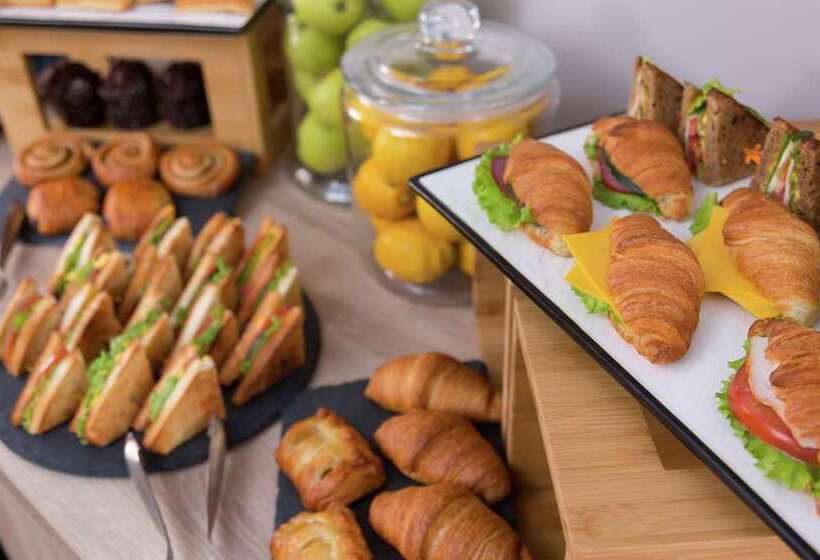 هتل Hampton By Hilton Astana Triumphal Arch