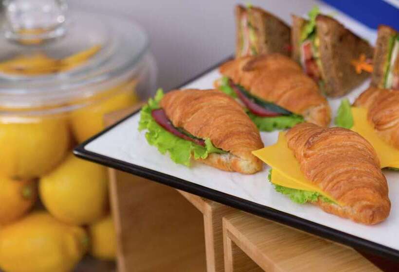 هتل Hampton By Hilton Astana Triumphal Arch