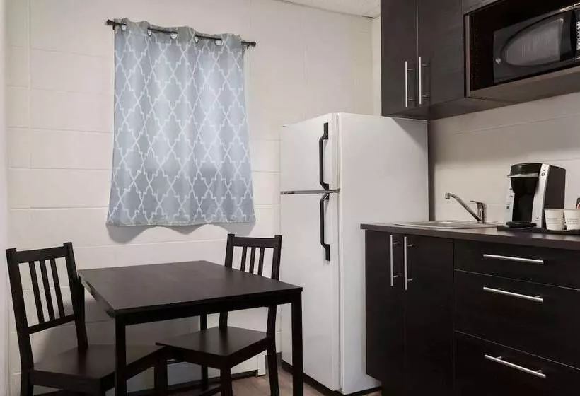 ホテル Howard Johnson By Wyndham Grande Prairie