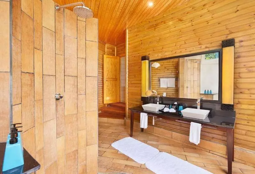 Komandoo Island Resort & Spa