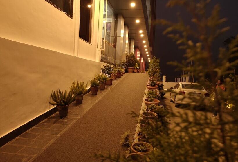 酒店 Grand Tapovan