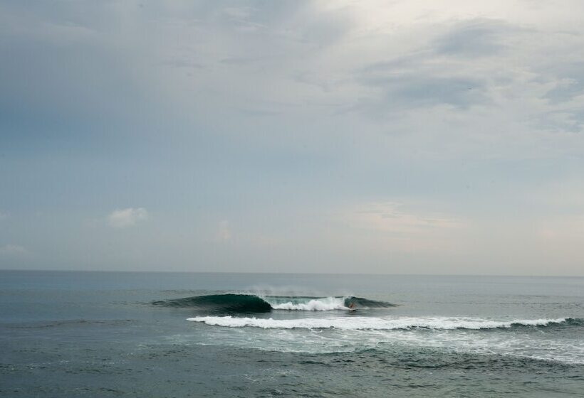 בית מלון כפרי Komaneka At Keramas Beach