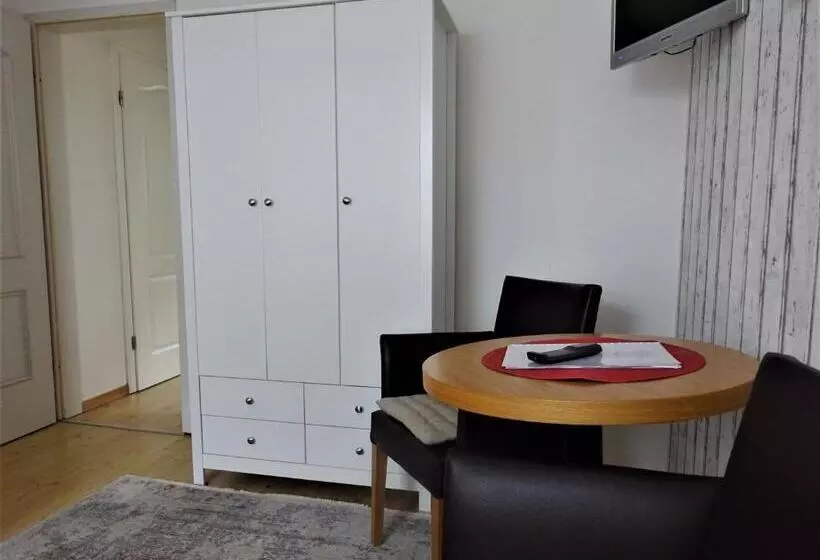 Hotelli Pension Zur Fährbrücke