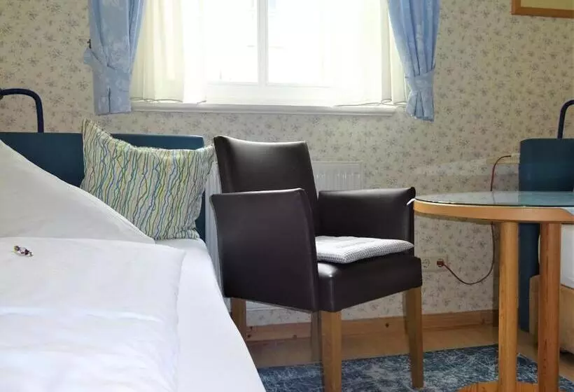 Hotelli Pension Zur Fährbrücke