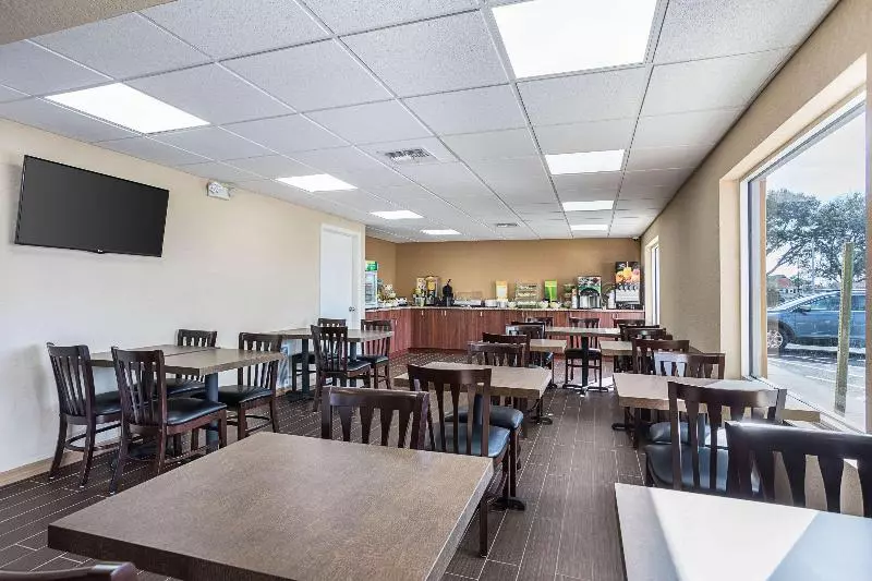 ホテル Quality Inn & Suites Heritage Park
