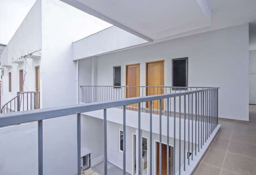 בית מלון כפרי Urooms Tanah Abang