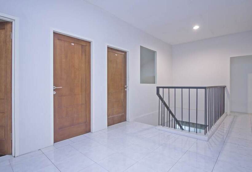 בית מלון כפרי Urooms Tanah Abang